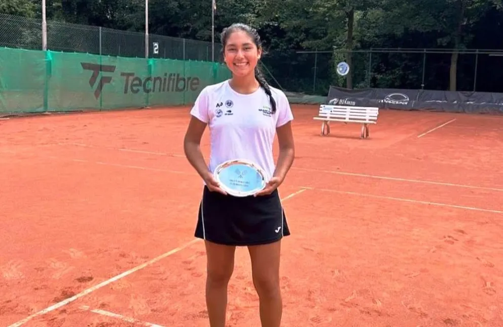 Sumoya con su trofeo de dobles en Bruselas, Bélgica. Foto: VS