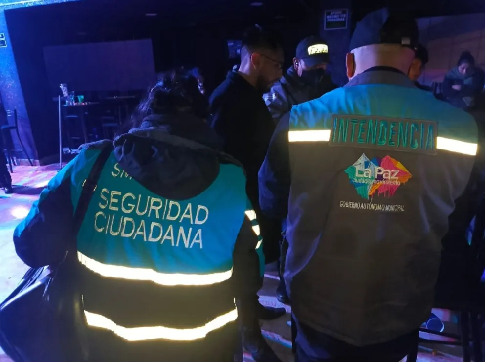 Personal edil y la Policía intervienen un karaoke ilegal. Foto: AMUN