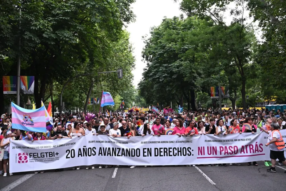Miles de personas y 40 carrozas en la gran manifestación del Orgullo 2025 de Madrid, considerada la más grande de Europa por los convocantes. Foto: EFE