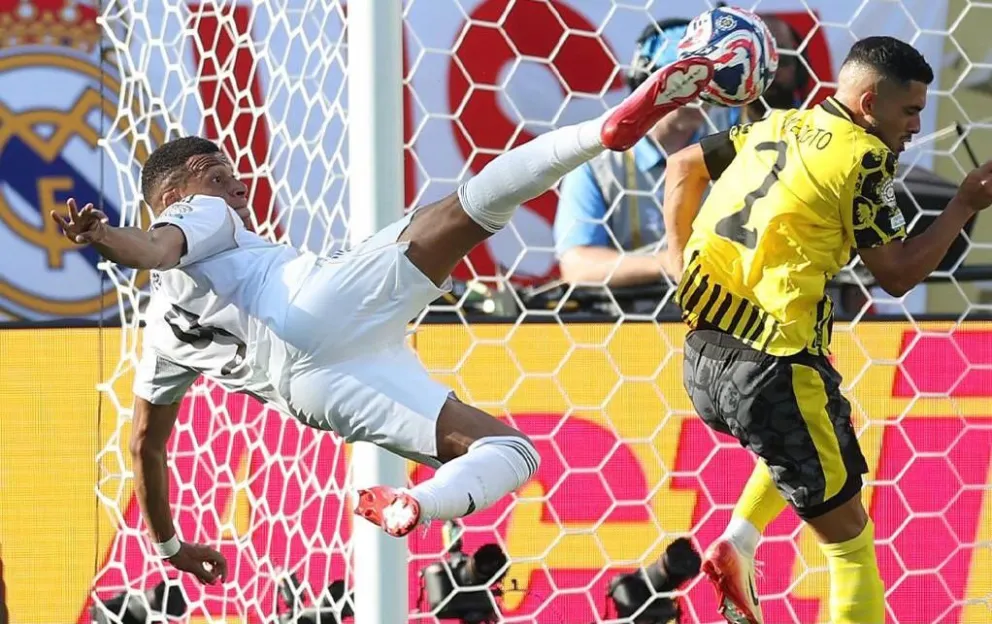 La acrobacia de Kylian Mbappe para firmar el tercer gol del Real Madrid. Foto: Real Madrid. 