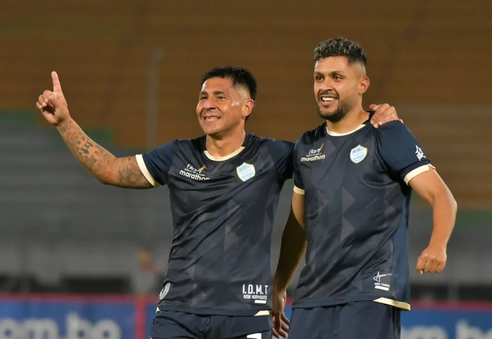 Huayhuata (izq.), y Fernández regresaron a Aurora y aportaron con goles la victoria. Foto: Agencia Marka Registrada.