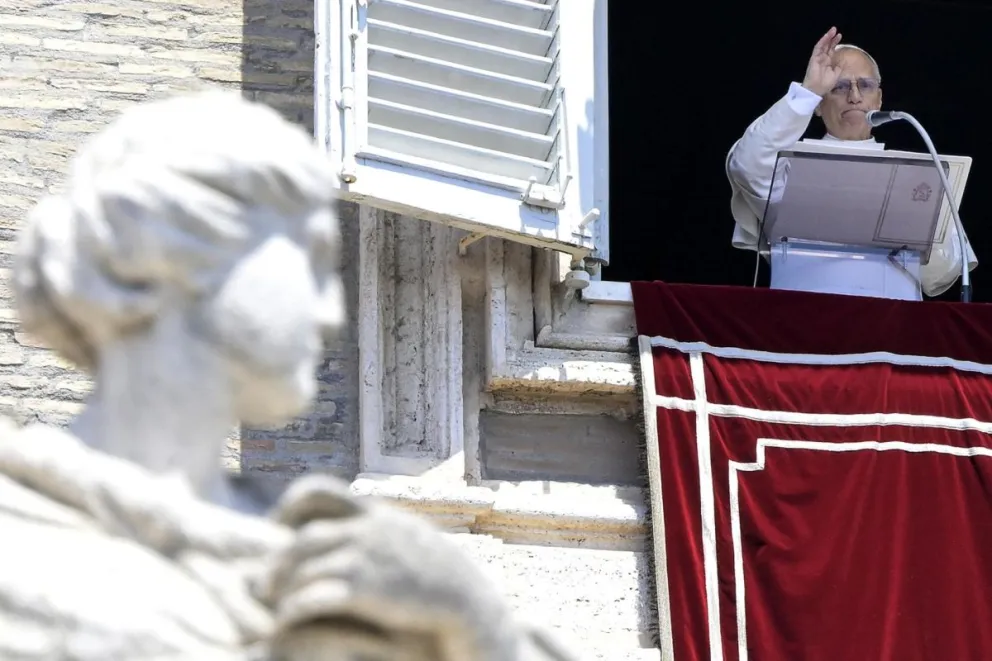 El papa León XIV reza el Angelus este domingo en la plaza de San Pedro, en el Vaticano. Foto: EFE
