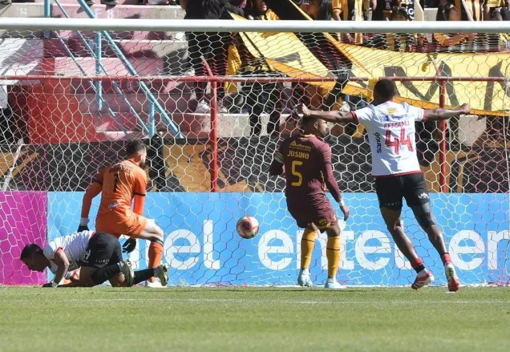 Efmamj González celebra el primer gol que marcó en el encuentro frente al Tigre. Foto: APG
