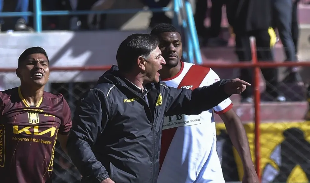 Bustos da instrucciones a sus dirigidos en el partido en Villa Ingenio. Foto: APG