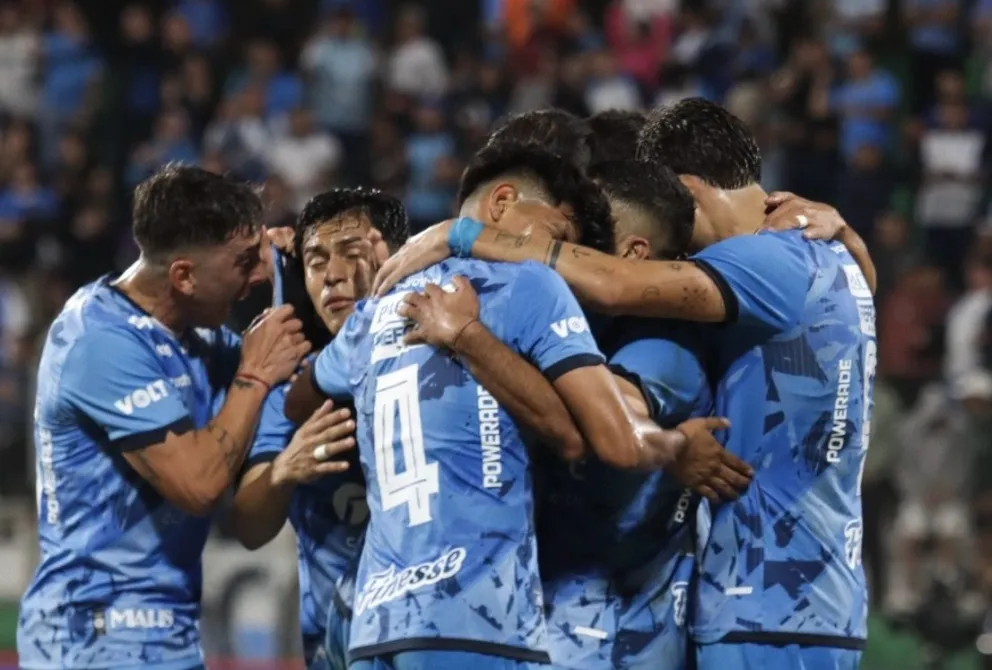 Jugadores de Blooming se funden en un abrazo luego de uno de los goles. Foto: APG. 