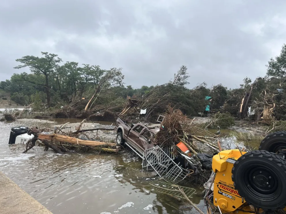 Parte de los estragos ocasionados por las inundaciones en el área rural de Kerrvillt. Foto: EFE