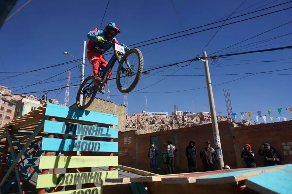 Un pedalista pasa por una de las rampas preparadas a lo largo del trayecto. Foto: APG.