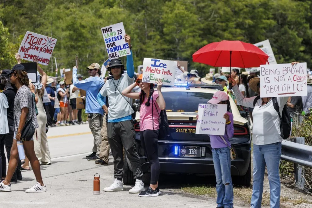 Activistas asisten a la protesta 'Stop Alligator Alcatraz' frente a la entrada del Aeropuerto de Entrenamiento y Transición Dade-Collier en Ochopee, Florida. Foto: EFE