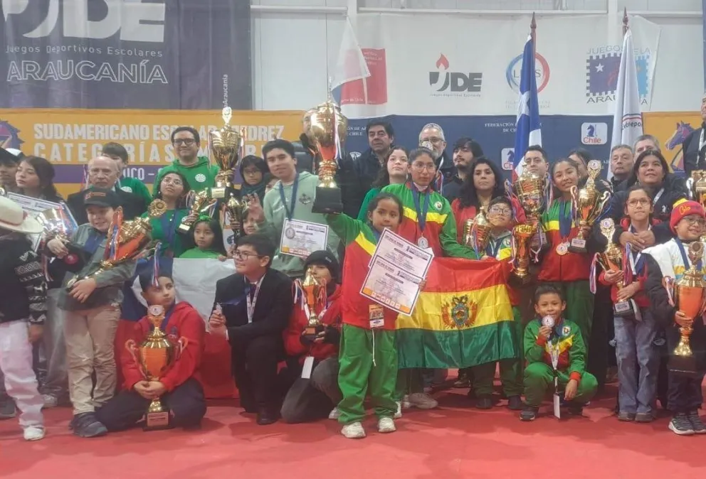 La delegación boliviana con sus trofeos y medallas en el Sudamericano Escolar. Foto: Federación Boliviana de Ajedrez.