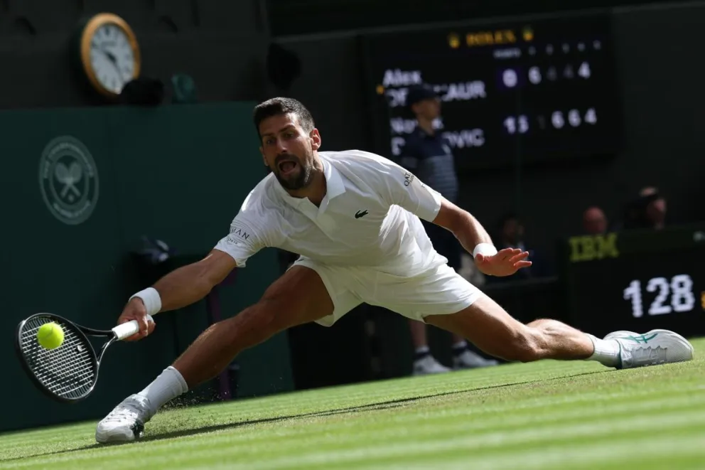 Djokovic se esfuerza para llegar a la pelota en su partido contra De Miñaur. Foto: EFE.