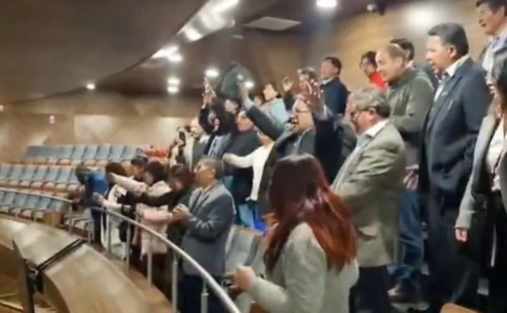 Evangélicos rezan este lunes en el hemiciclo parlamentario. Foto: Captura de video