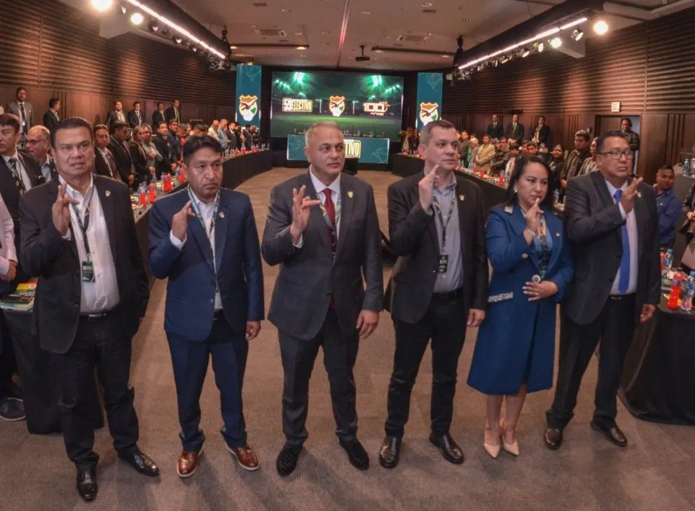 Costa junto a su comité ejecutivo que fue reelegido en esta jornada. Foto: Agencia Marka Registrada