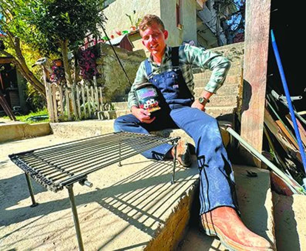 Arlie Groening Hiebert muestra uno de sus modelos. FOTO: Menometal