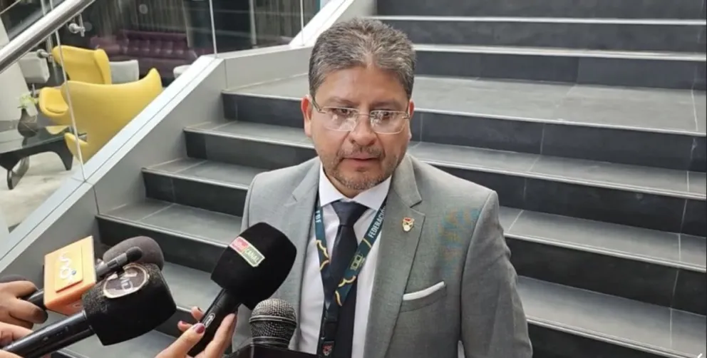 Óscar Villegas tuvo contacto con los medios este lunes en La Paz. Captura de video. 
