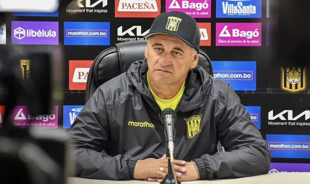 El argentino Carlos Bustos, director técnico atigrado. Foto: The Strongest. 