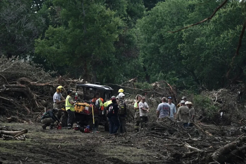 Rescatistas buscan en un área a lo largo del río Guadalupe cerca del Blue Oak RV Park en Ingram, Texas. Foto: EFE