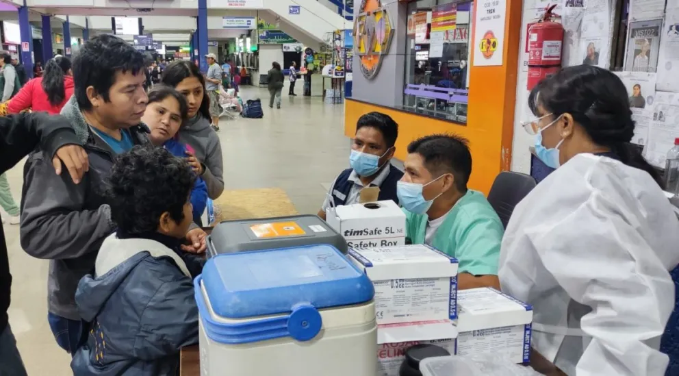 Una campaña de información y vacunación en Santa Cruz. Foto: Sedes 