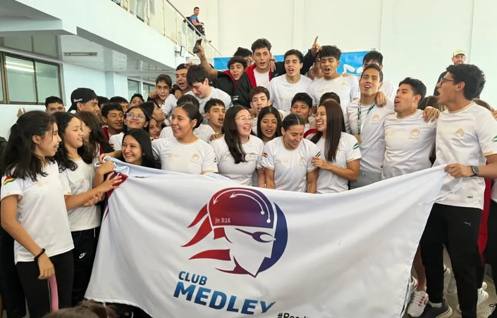 Deportistas del club Medley celebran su última conquista. Foto: FEBODA