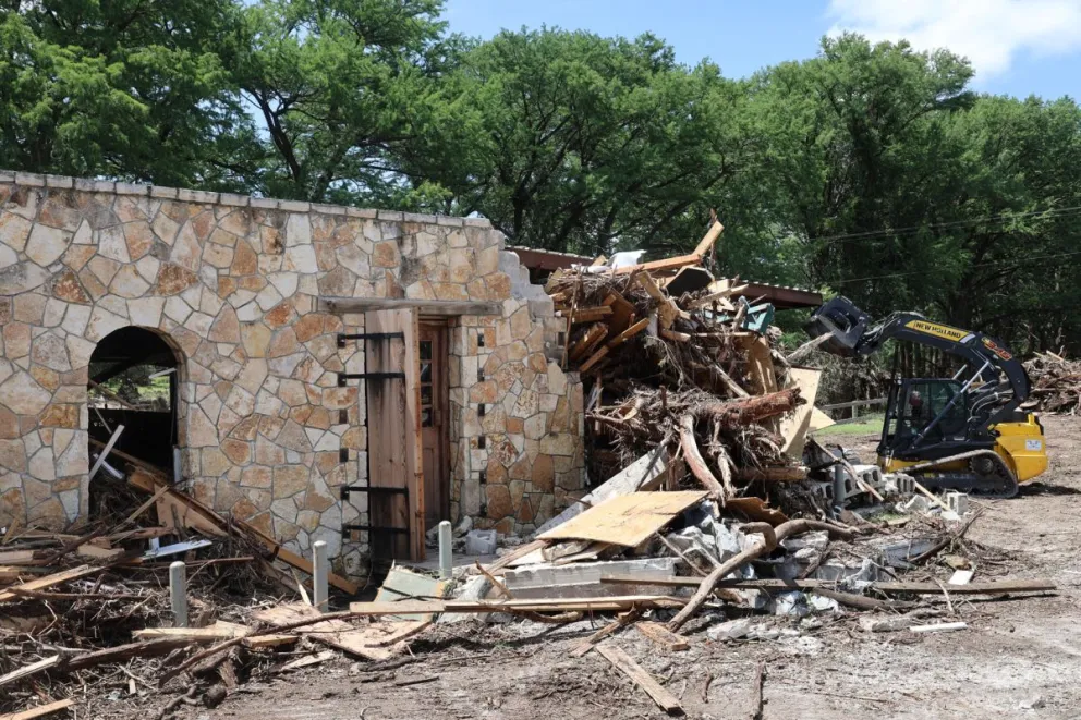 Fotografía de una casa afectada por las inundaciones en Hunt (Estados Unidos). Foto: EFE
