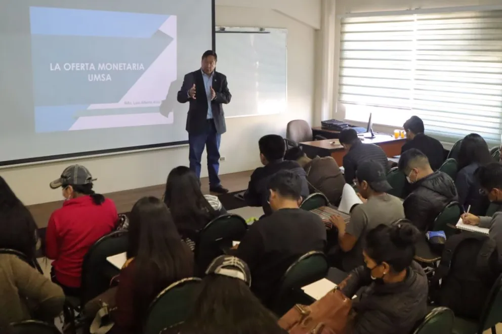 Luis Arce dicta clases en la universidad. Foto: ABI