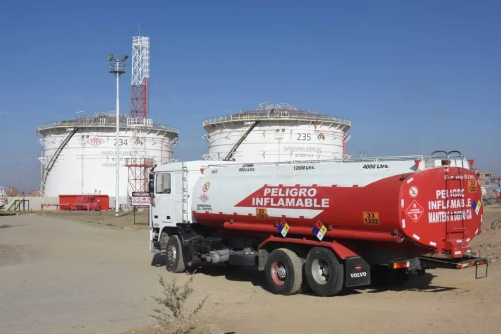 Una imagen referencial de un camión cisterna de YPFB. Foto: YPFB