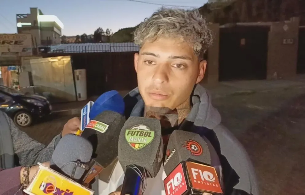 Nicolás Barreto conversa con los periodistas en las afueras del Complejo de Achumani. Foto: Ismael Mostajo-Futbolacho