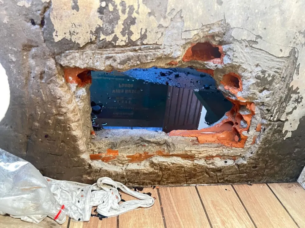 El hueco que perforaron los presos que pretendían escapar. Foto: Régimen Penitenciario
