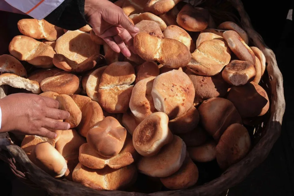 Panes durante una feria este 8 de julio de 2025, en el centro de La Paz (Bolivia). Foto: EFE