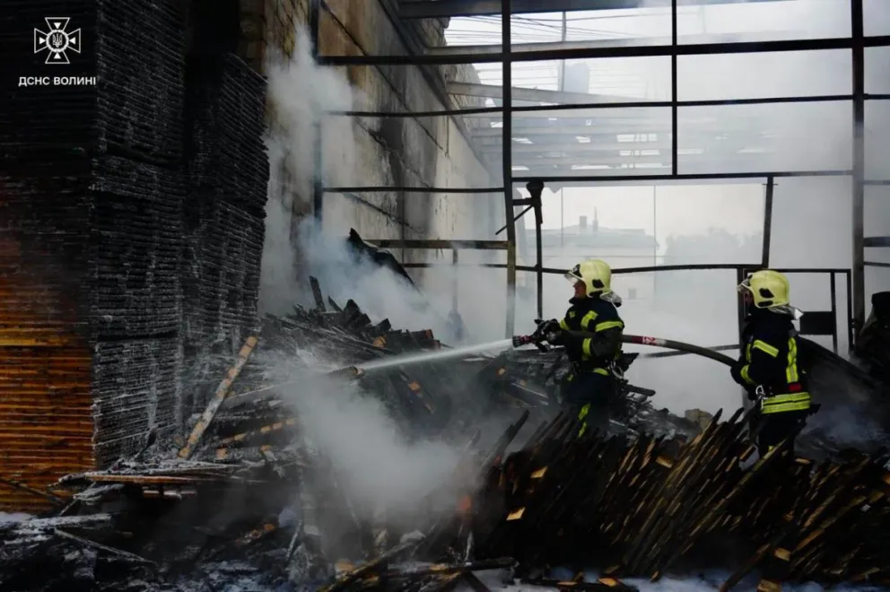 Bomberos apagan el fuego en uno de los edificios atacados. Fotos: @ZelenskyyUa