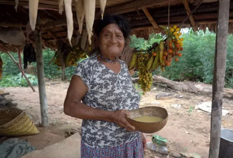 Una mujer tsimani, en las riberas del Beni. Foto: encortosintantorollo.com / Infobae