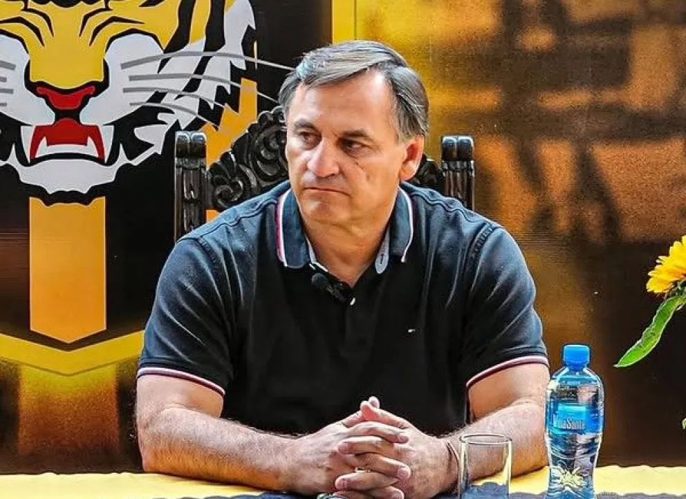 Carlos Bustos, el DT argentino, el día que fue presentado como estratega atigrado. Foto: club The Strongest