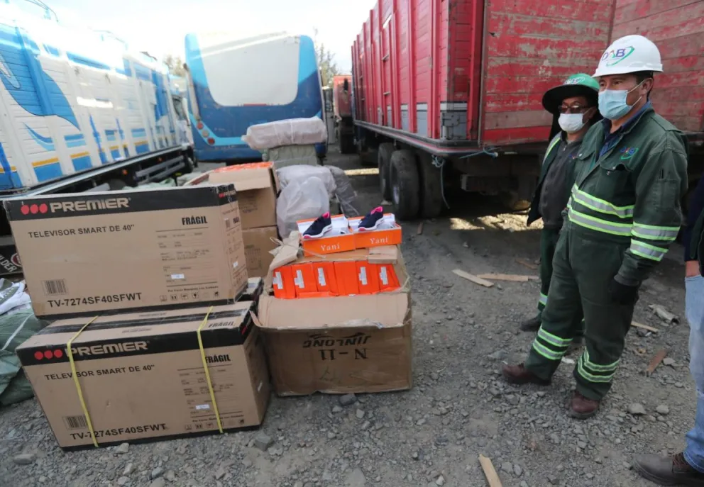 Mercancía de contrabando incautada en Bolivia. Foto: EFE