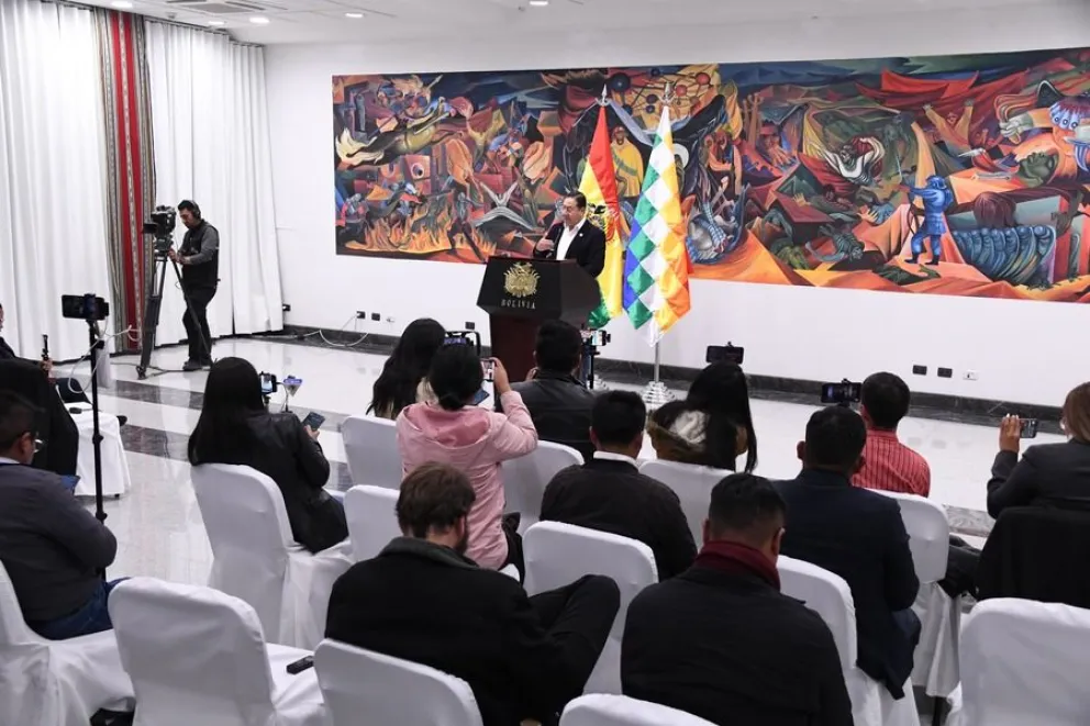 El presidente Luis Arce el martes en conferencia donde señaló que el pago de la deuda representa una salida de divisas al igual que la importación de carburantes. Foto: ABI