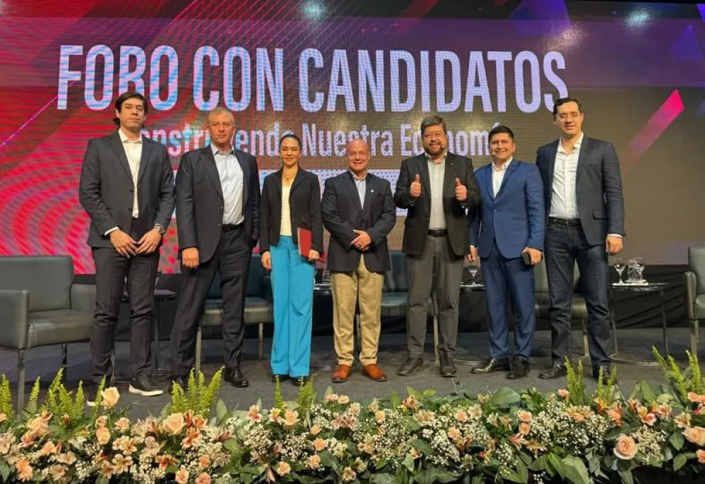 Organizadores y candidatos que participaron en el foro exportador. Foto: Samuel Doria Medina