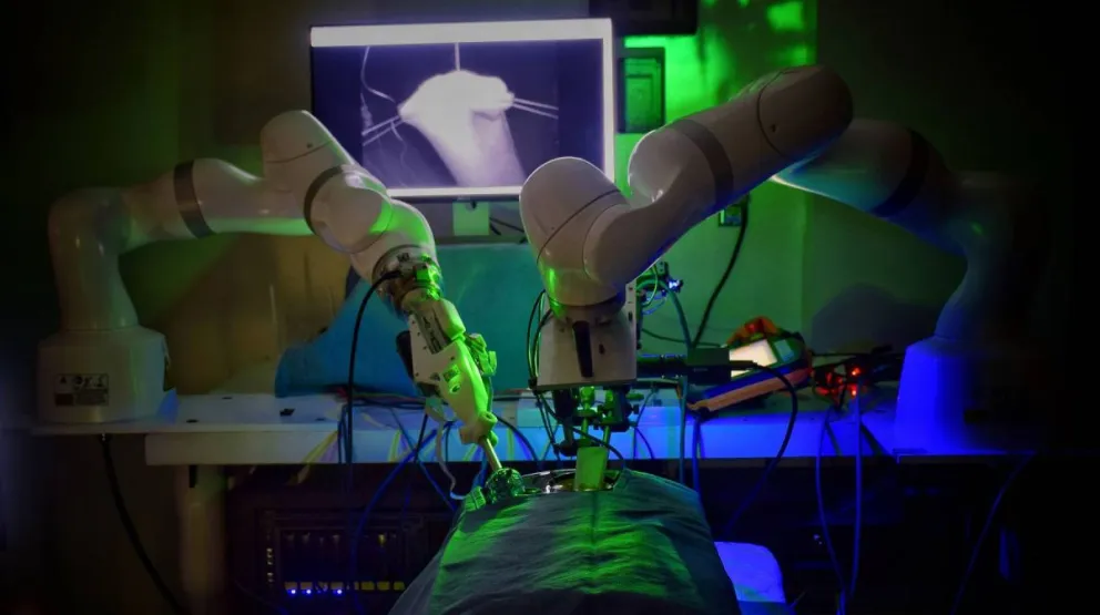 Imagen de un robot en plena cirugía. Foto: Axel Krieger y Jin Kang - Universidad Johns Hopkins