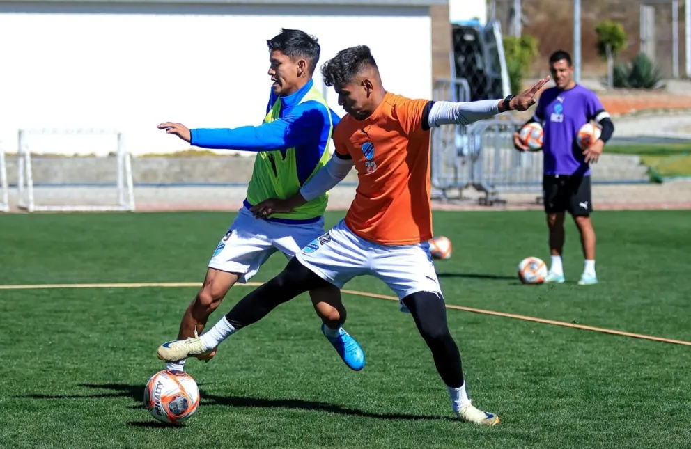 Yomar Rocha, de naranja, controla el balón en una práctica de los bolivaristas. Foto: CB