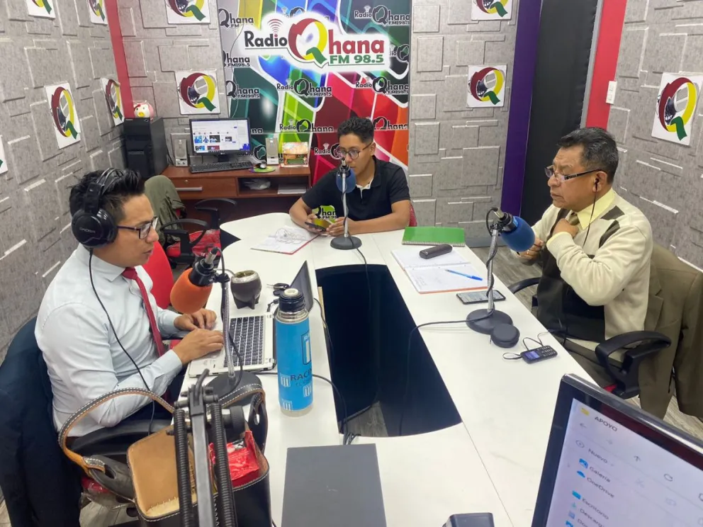 Los periodistas en una de sus emisiones diarias del programa. Foto: LDP