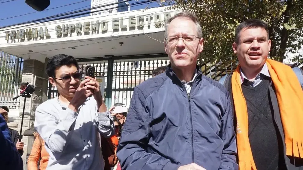 Jaime Dunn y uno de los canbdidatos a legisladores por NGP, cerca del TSE. Foto: APG