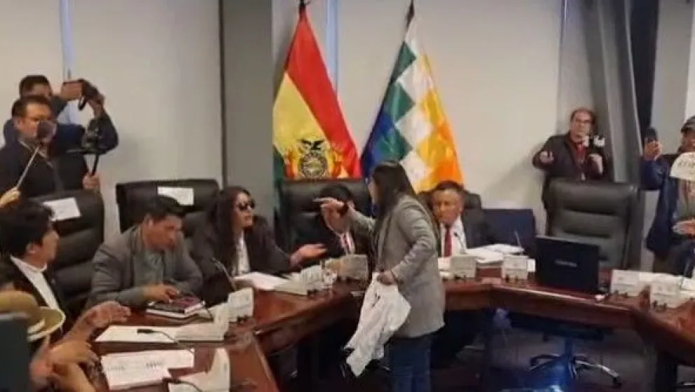 La diputada Claros irrumpe en la sesión de la comisión legislativa. Foto: captura Erbol