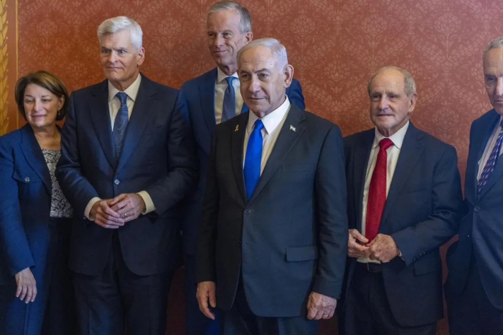 El primer ministro israelí, Benjamin Netanyahu, posa para una foto con la dirección bipartidista del Senado de EEUU, incluyendo al líder de la mayoría del Senado, John Thune. Foto: EFE
