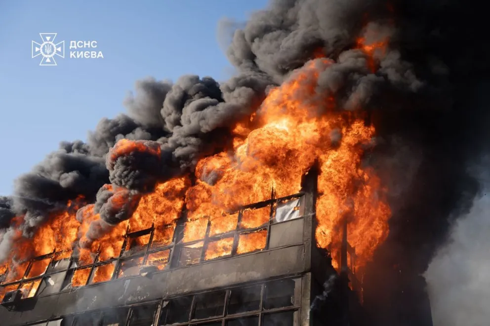 Imagen publicada por Zelenski de un edificio en llamas tras los ataques. Fotos: @ZelenskyyUa