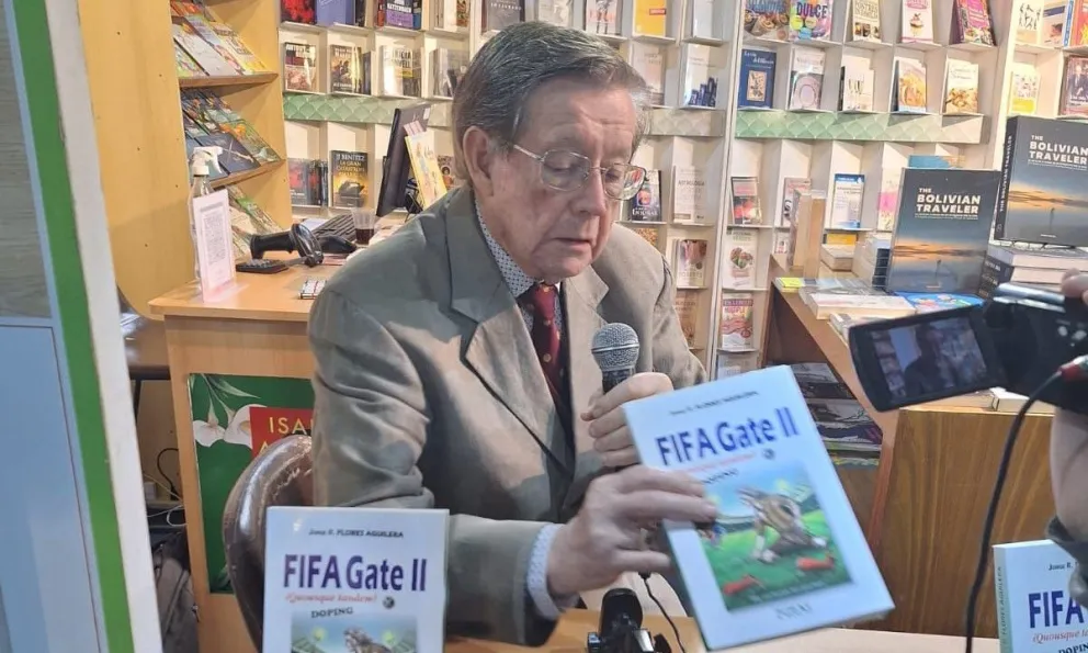 El médico Jorge Flores con el libro presentado en Santa Cruz el 10 de junio. Foto: Jorge Flores.