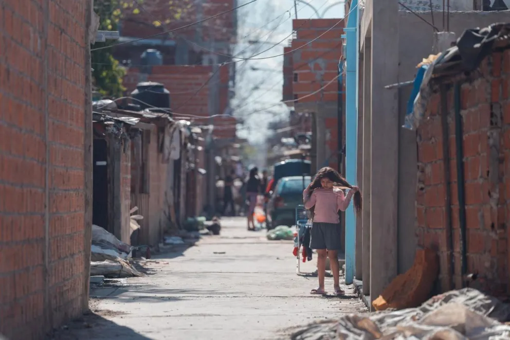 Una niña en una calle de un barrio marginal en la ciudad de Buenos Aires. Foto: EFE