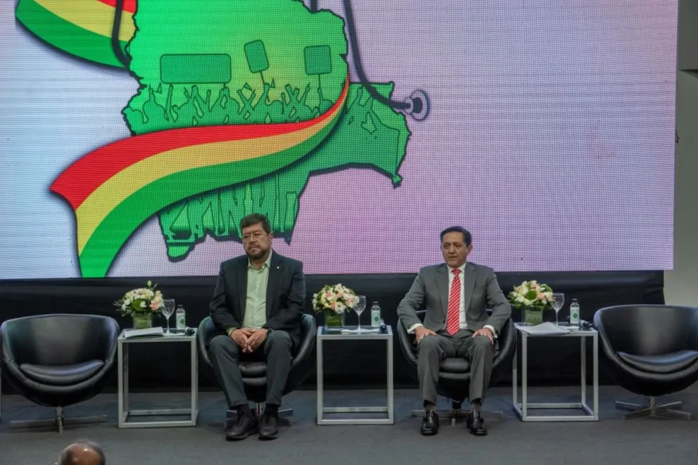 Samuel Doria Medina y Pavel Aracena, los únicos asistentes al foro del Colegio Médico de Santa Cruz. Foto: UAGRM.