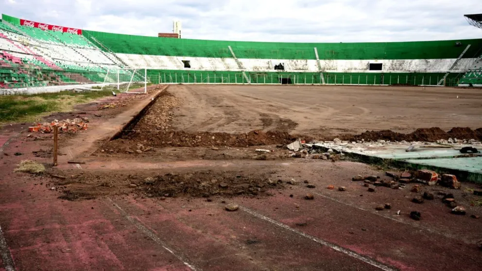 Vista del suelo del estadio Tahuichi Aguilera que tendrá nuevo césped. Foto: Gobernación de Santa Cruz.
