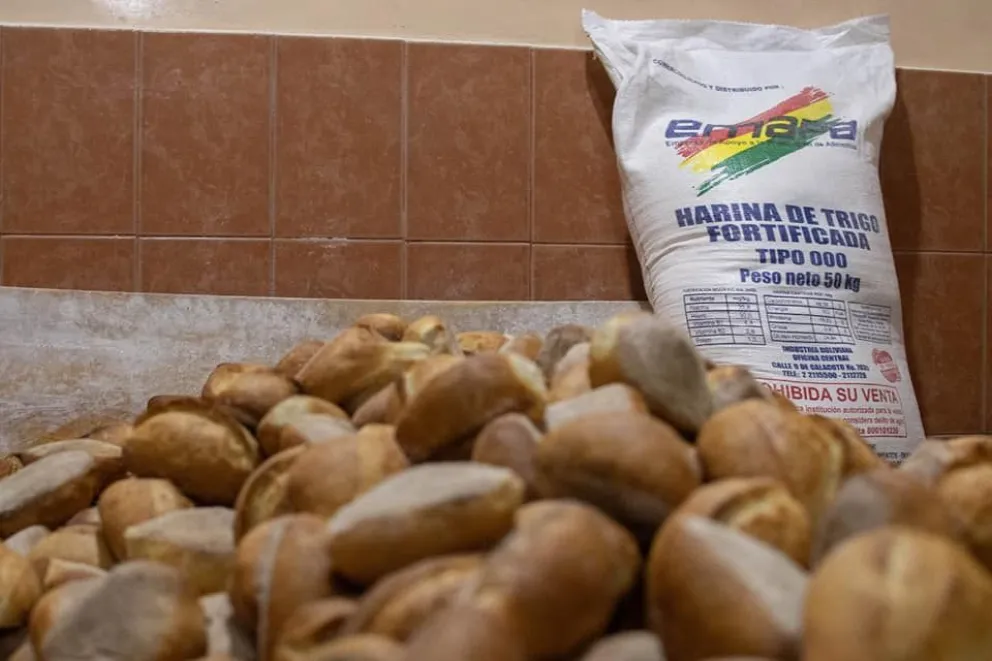 Pan marraqueta elaborado con harina que entrega Emapa a los panaderos a precio subsidiado. Foto: ABI