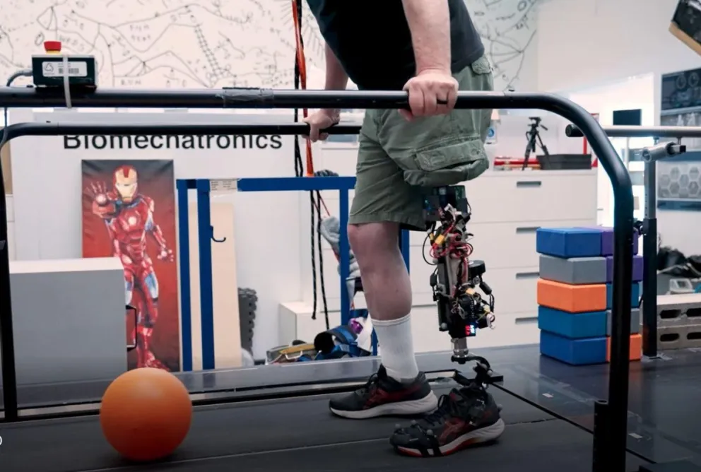 Investigadores del Instituto Tecnológico de Massachusetts (MIT) han desarrollado una nueva rodilla biónica que puede ayudar a las personas con amputaciones por encima de la rodilla a caminar más rápido. Foto: EFE