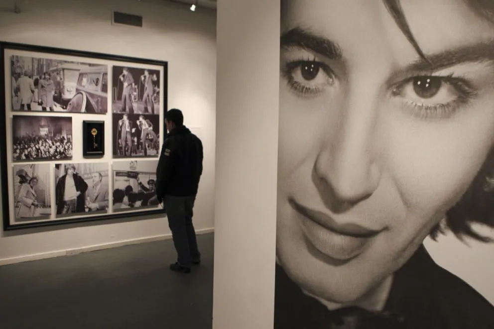 Fotografía de archivo en donde visitantes recorren una muestra acerca del músico Sandro, en Buenos Aires (Argentina). Foto: EFE