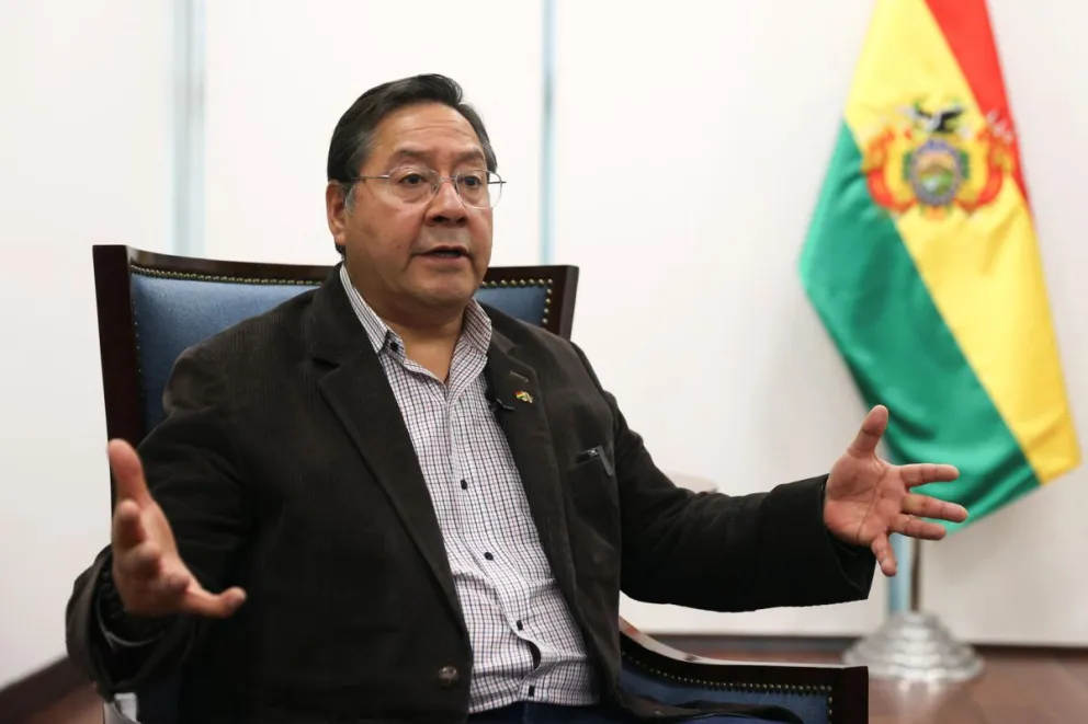 Fotografía de archivo del presidente de Bolivia, Luis Arce, hablando durante una entrevista con EFE en La Paz. Foto: EFE