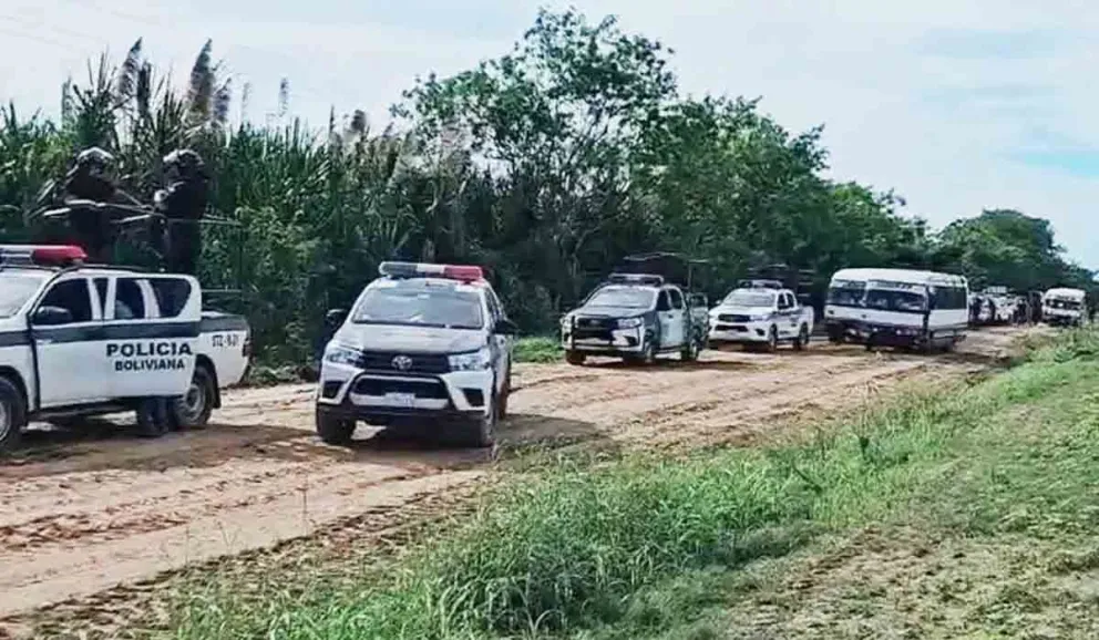 Despliegue policial en un predio avasallado. Foto: Unitel (archivo)